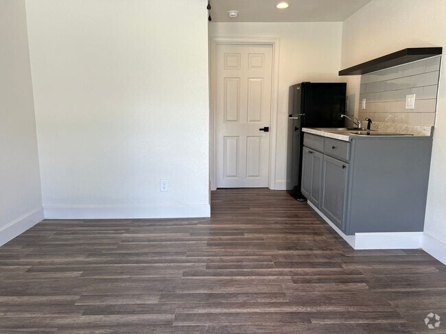 Building Photo - 201 Eastwood St Rental