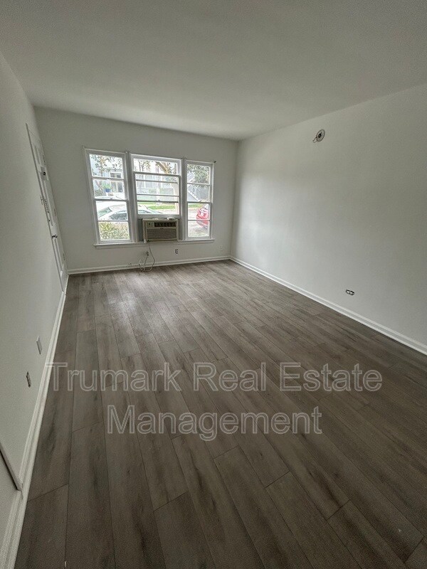 Photo - 106 E Randolph St