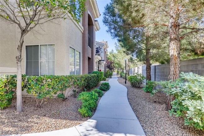 Building Photo - 9050 W Warm Springs Rd Unit 2098