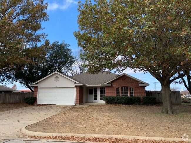 Building Photo - 3 bedroom, 2 bath home