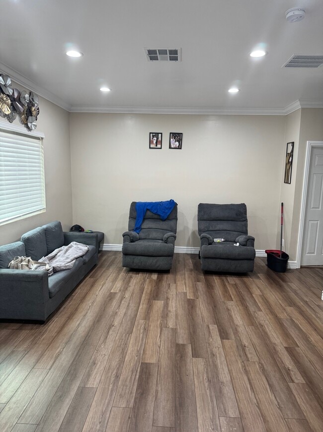 Photo - 4442 Delta St