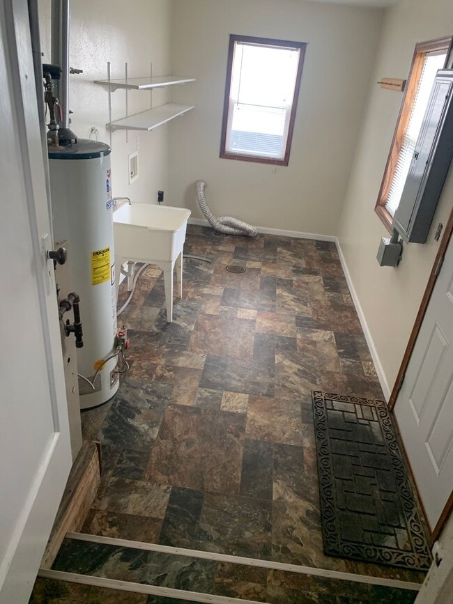 Building Photo - Spacious 3 Bedroom, 2 Bathroom Home near A...