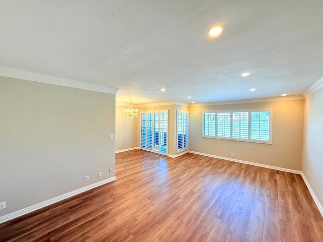 Photo - Beautiful Spacious Top Floor Condo 1 bed - 1 bath with parking in Burbank Unit 304