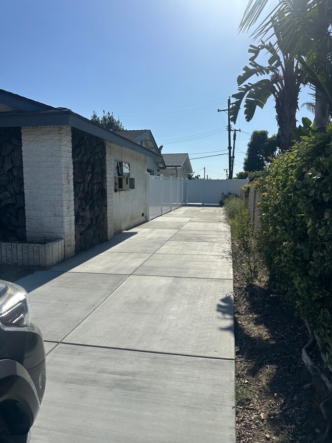 Building Photo - 1865 Gretta Ave