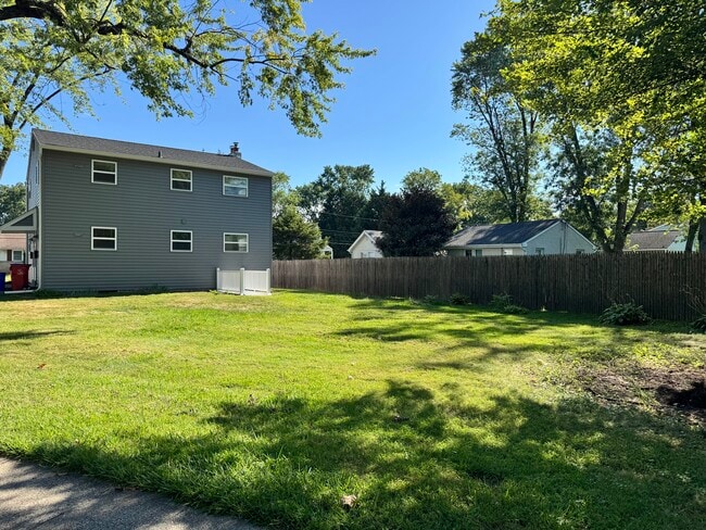 Large backyard - 534 Kalmia St Unit B