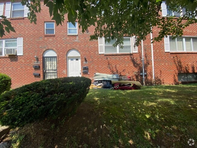 Building Photo - 3025 S 72nd St Unit 1st Flr Rental