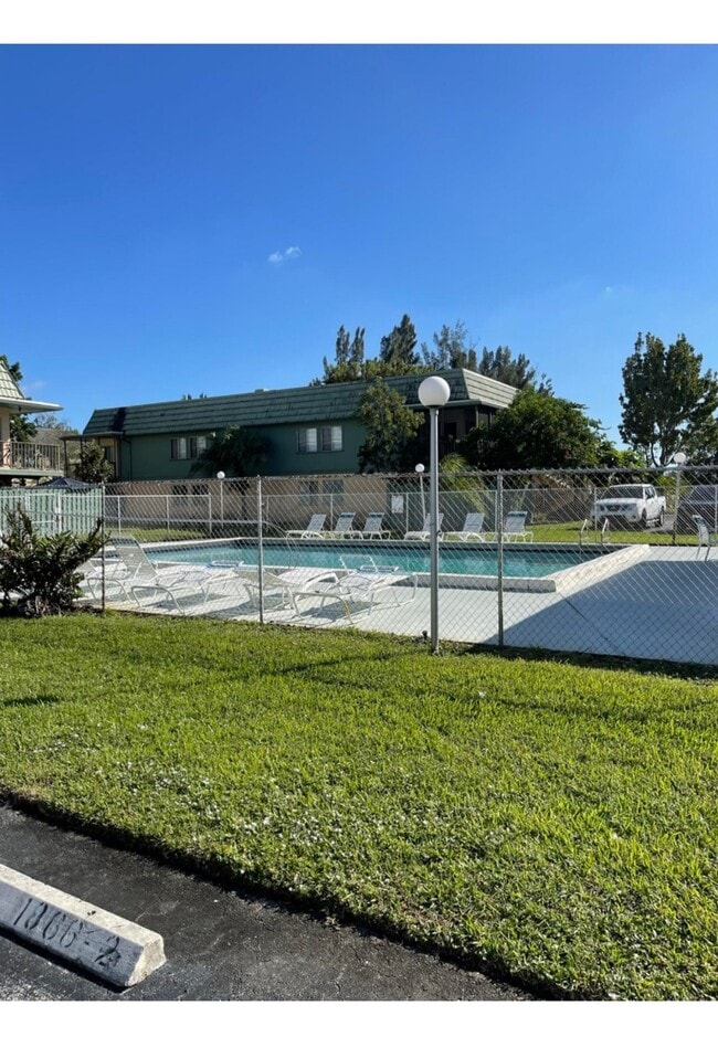 Building Photo - 1839 Fairview Villas Dr Unit 4