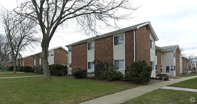 Lloyd Manor Apartments - Lloyd Manor Apartments