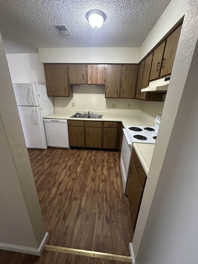 Building Photo - Hollister Apartments Unit 15
