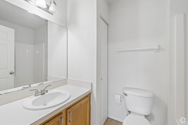 2BR, 2BA - 1,051SF - Primary Bathroom - Palm pointe