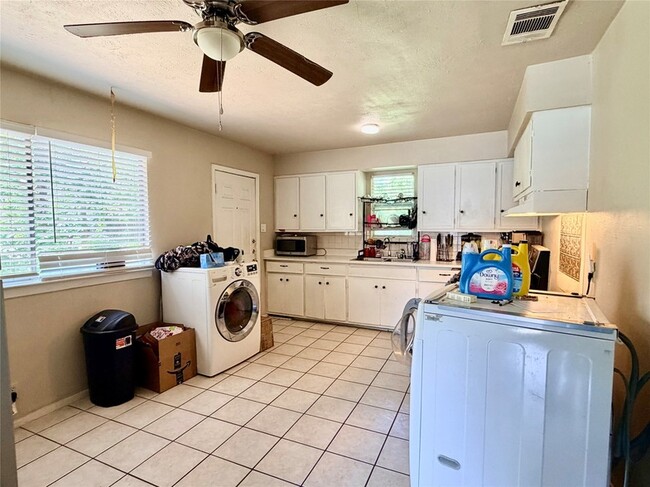 1412 Oakwood Dr