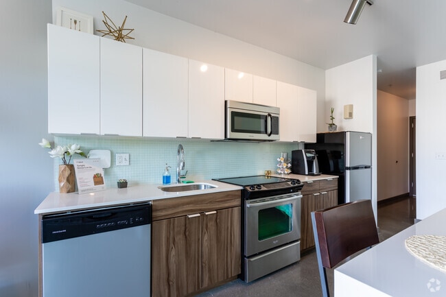 Studio, 1BA - 440 SF