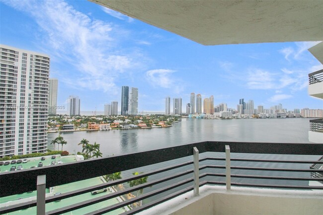 Photo - 3600 Mystic Pointe Dr Unidad 1617 Rental