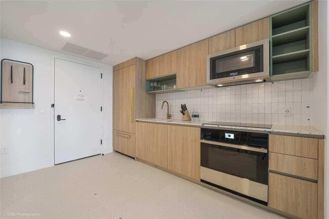 Building Photo - 159 NE 6th St Unit 4113