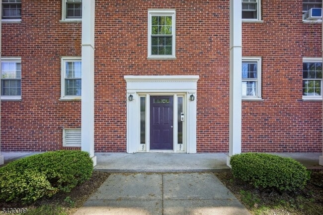 Photo - 390 Morris Ave Unit 8