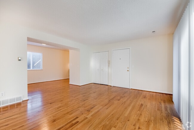 Building Photo - 4006-4008 Oak St Rental