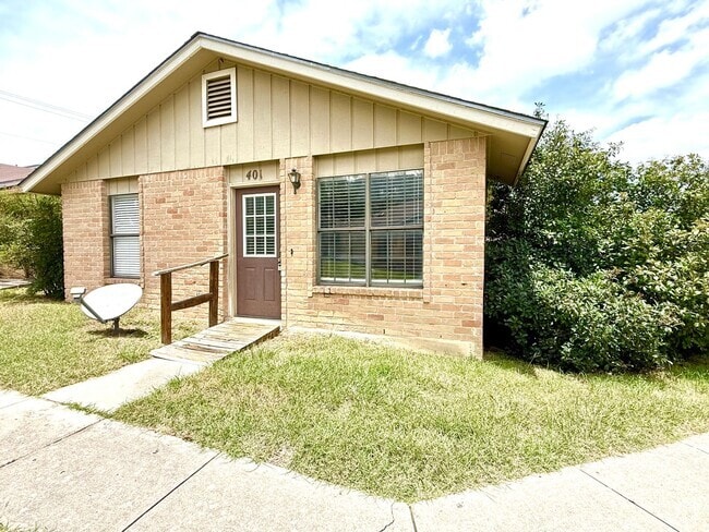 Building Photo - Trinity Oaks Rental
