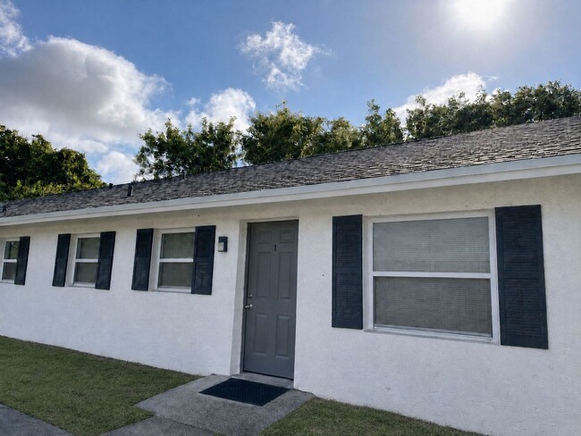 Building Photo - Vero Beach 2 Bedroom 1 Bath Unit 550-01