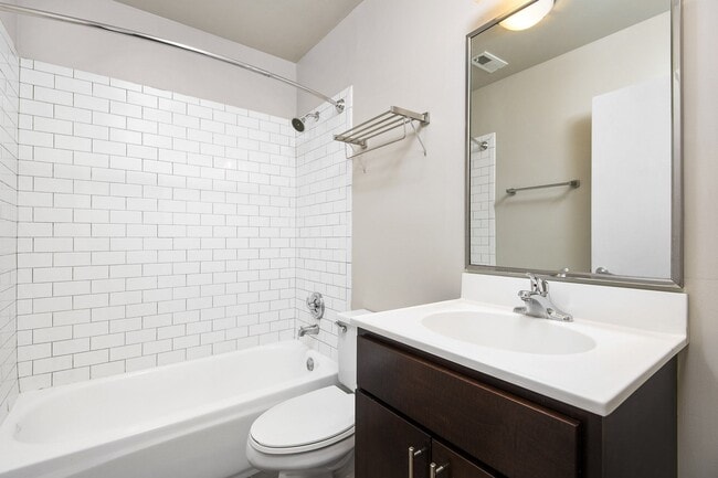 Photo - 1471 N Milwaukee Apartments