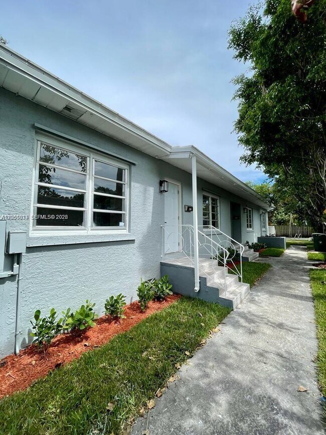 Building Photo - 820 SE 12th St Unit 1