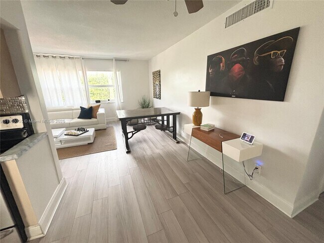 Photo - 1855 Plunkett St Unidad 306