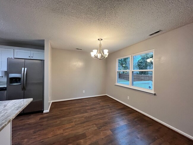 Photo - Four bedroom home in Norfolk - Beautiful Backyard