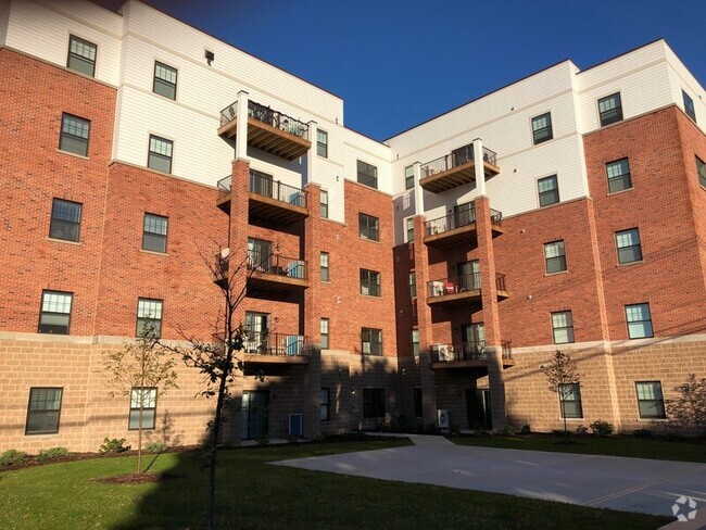 Building Photo - 301 N Madison St Unit 3C Rental