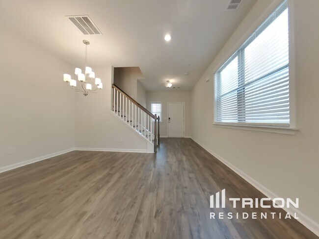 Photo - 204 Chapelcrest Ln