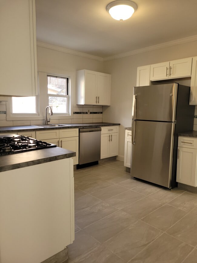 Building Photo - 292 Robinson St Unit apt 1