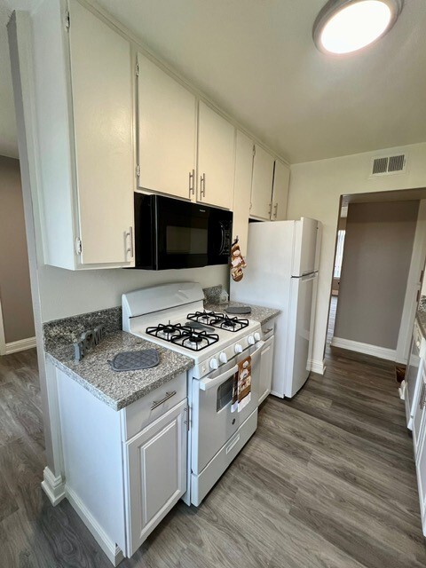 1 Bedroom - Kitchen - Serena Vista Apartments LLC