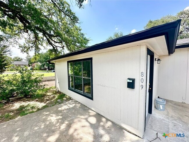 Photo - 809 W Avenue D Townhome