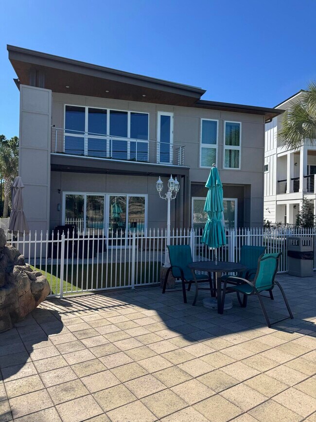 59 Cypress Breeze Blvd S