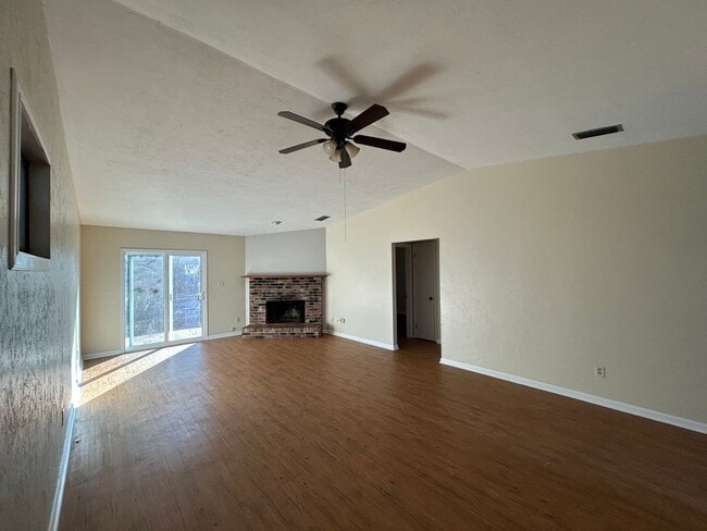Photo - Spacious 2 bedroom! BRAND NEW PAINT AND FLOORING