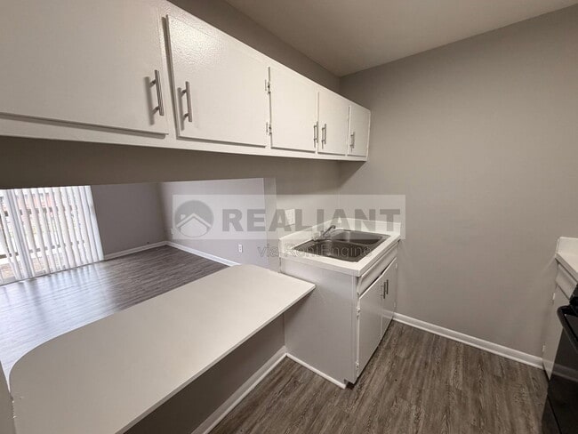 Building Photo - 2082 Fairmont Ct Unit 5