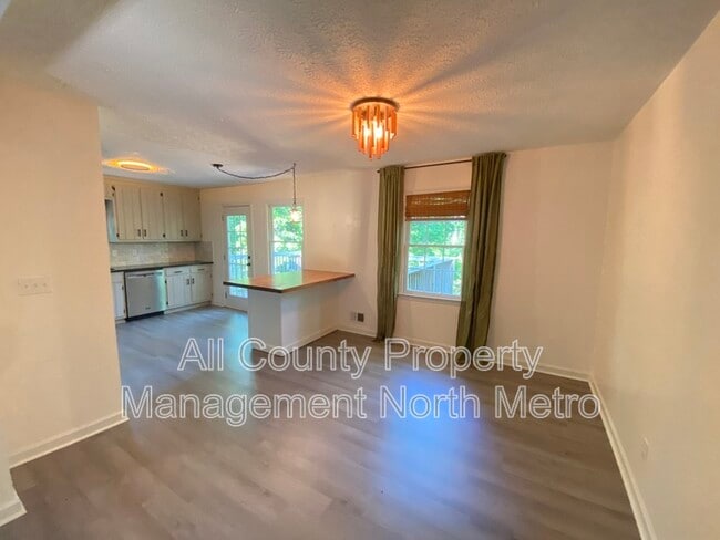 Photo - 410 Riverlake Ct