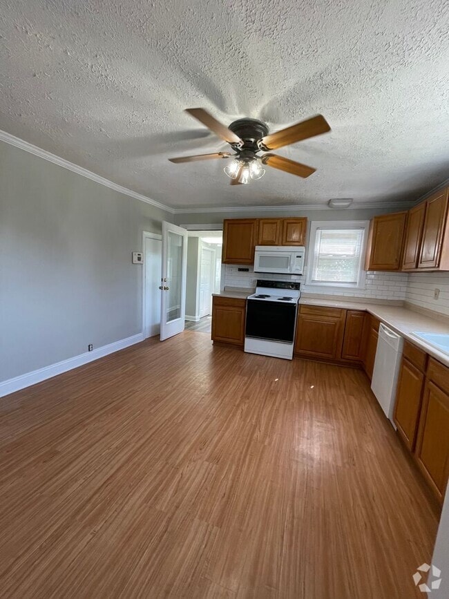 Building Photo - SINGLE FAMILY HOME Available August 1st!