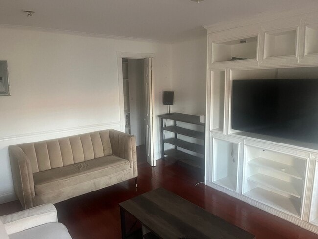 Photo - 579 Putnam Ave