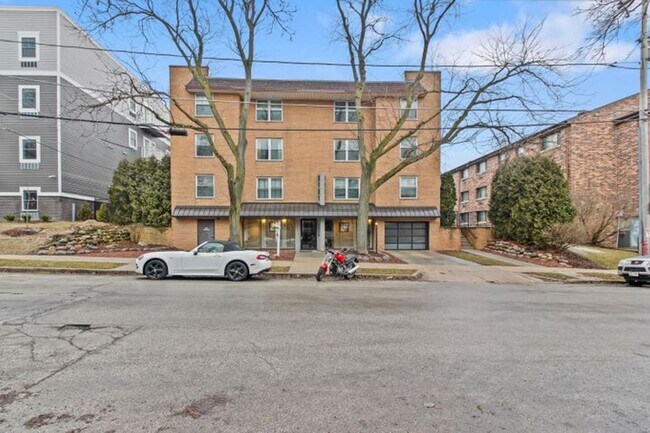 Building Photo - 2121 N Cambridge Ave Unit 301 Rental