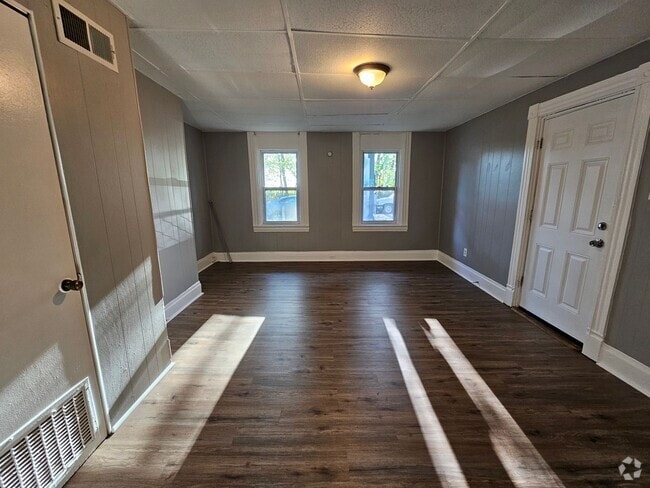 Building Photo - Newly updated 1st floor 1 bedroom apartmen... Rental