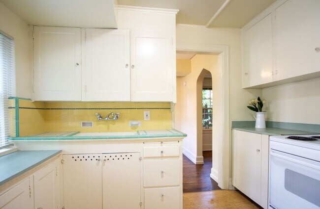Building Photo - 1930's Two-Bedroom Flat w/Beautiful Archit... Unit 221 Rental