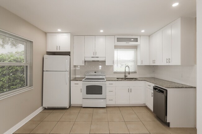 Photo - 779 Lynndale St N