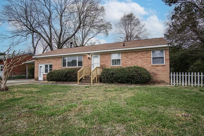 Building Photo - Williamsburg VA 3BR Rental – Updated Home with Granite Kitchen, Bonus Room & Fenced Backyard