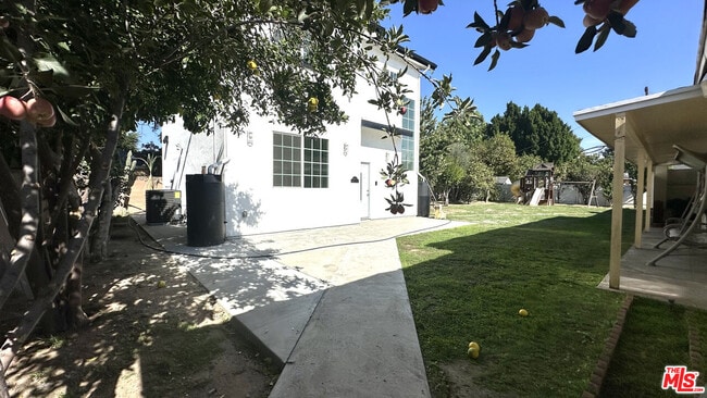 Photo - 16023 Wyandotte St