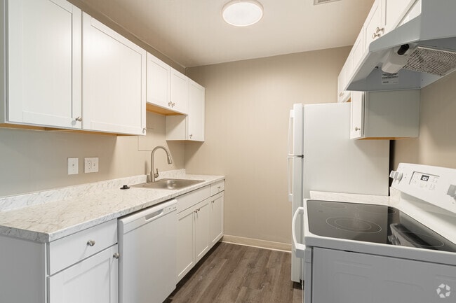 2BR, 1BA - 780SF