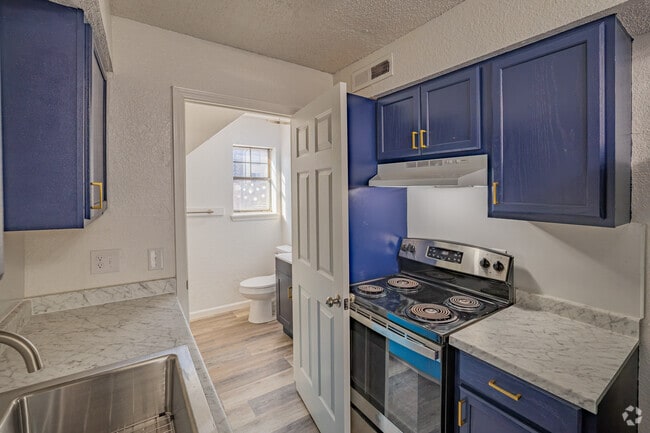 2BR, 1.5BA Style 2 - 825SF - Kitchen - College Park Townhouses