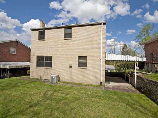 Backyard/Side Patio - 2557 Allender Avenue