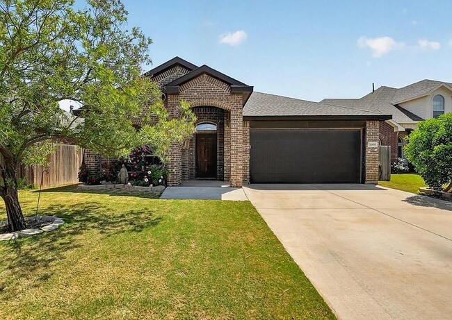 Building Photo - Comfy 3 Bed/2 Bath Midland Home with all appliances, backyard, attached garage, 6 min to grocery ...