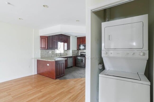 Building Photo - 1 bedroom in ASTORIA NY 11102 Unit 4 Rental