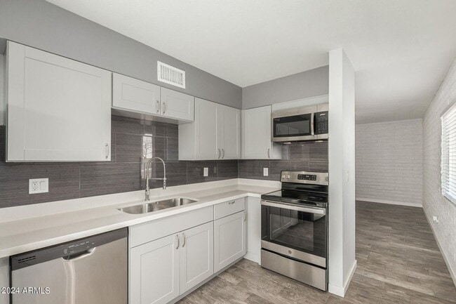 Building Photo - 1118 S McClintock Dr Unit 1