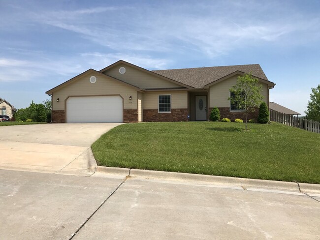 CLOSE TO FT. RILEY! FENCED BACKYARD! OPEN ... - CLOSE TO FT. RILEY! FENCED BACKYARD! OPEN ... Casa